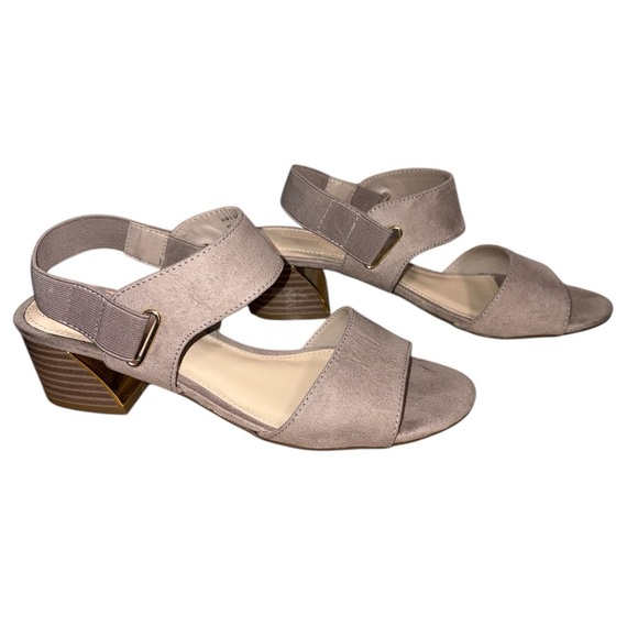 Liz Claiborne Shoes - Liz Claiborne LC Clashing Low Heel Sandal Beige Suede Gold Accents Size 6.5